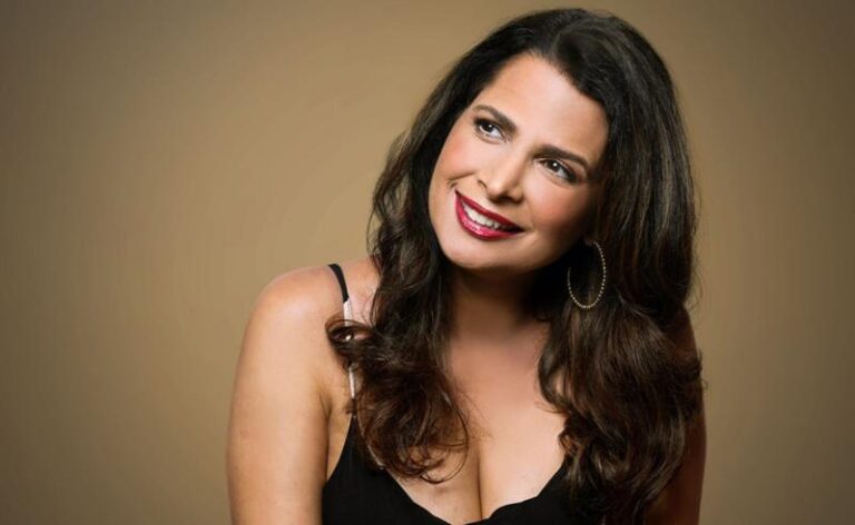 Daniela Colla celebra 35 anos de carreira no palco do Vinicius Show, em Ipanema