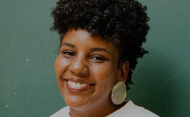 Juliana dos Santos, que participará da 36ª Bienal e recém inaugura  mostra individual na Pinacoteca, transforma experiência de voar em obra
