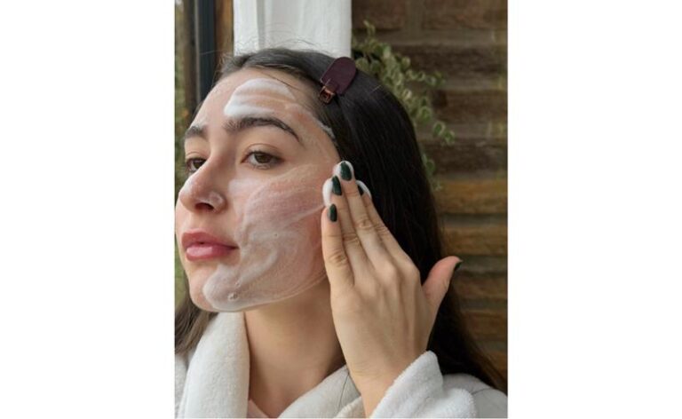 Médica carioca lança Holtt, marca de beleza que une ciência, tecnologia e sofisticação dermocosmética