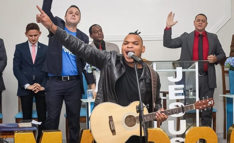 Luan Lucas leva adoração e propósito no Stand da As Divulgadora na Expo cristã do Rio 2025