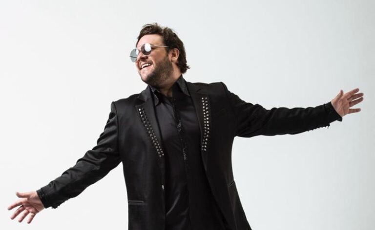 Anthony Carrera: o cantor brasileiro que conquista o México e a América Latina