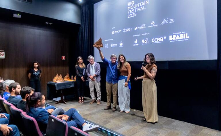 “O Engraxate Que Escalou o Everest” recebe prêmio de Melhor Filme, no Rio Mountain Festival