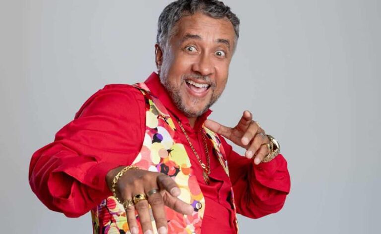 Paulinho Gogó estreia seu novo show “Só e Bem Acompanhado” no Teatro da Ilha