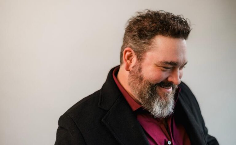 Artista country soul Dave Fenley aposta no clima sensual em seu novo single “Ever Since You Turned Me On”