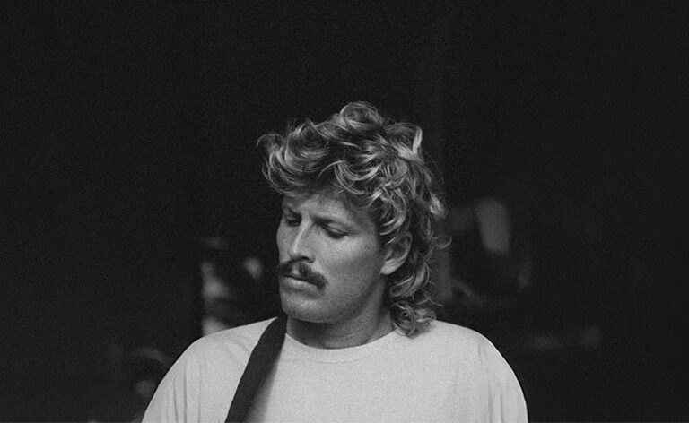 Antes de sua turnê Homecoming, ZIGGY ALBERTS encerra o maior ano de sua carreira com o novo single “CYCLONES”